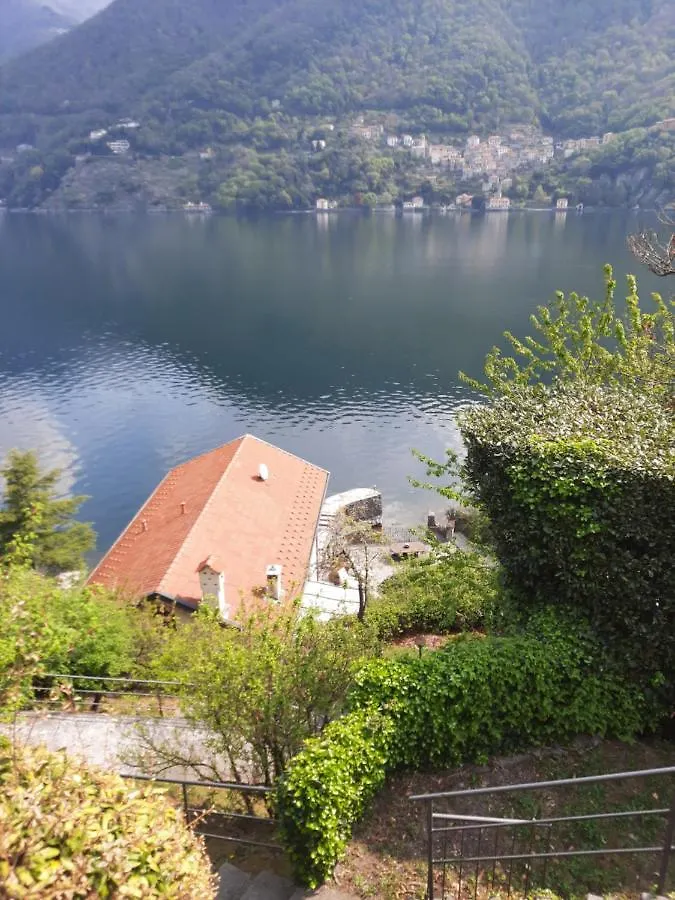 House On The Lake Shore Of Laglio