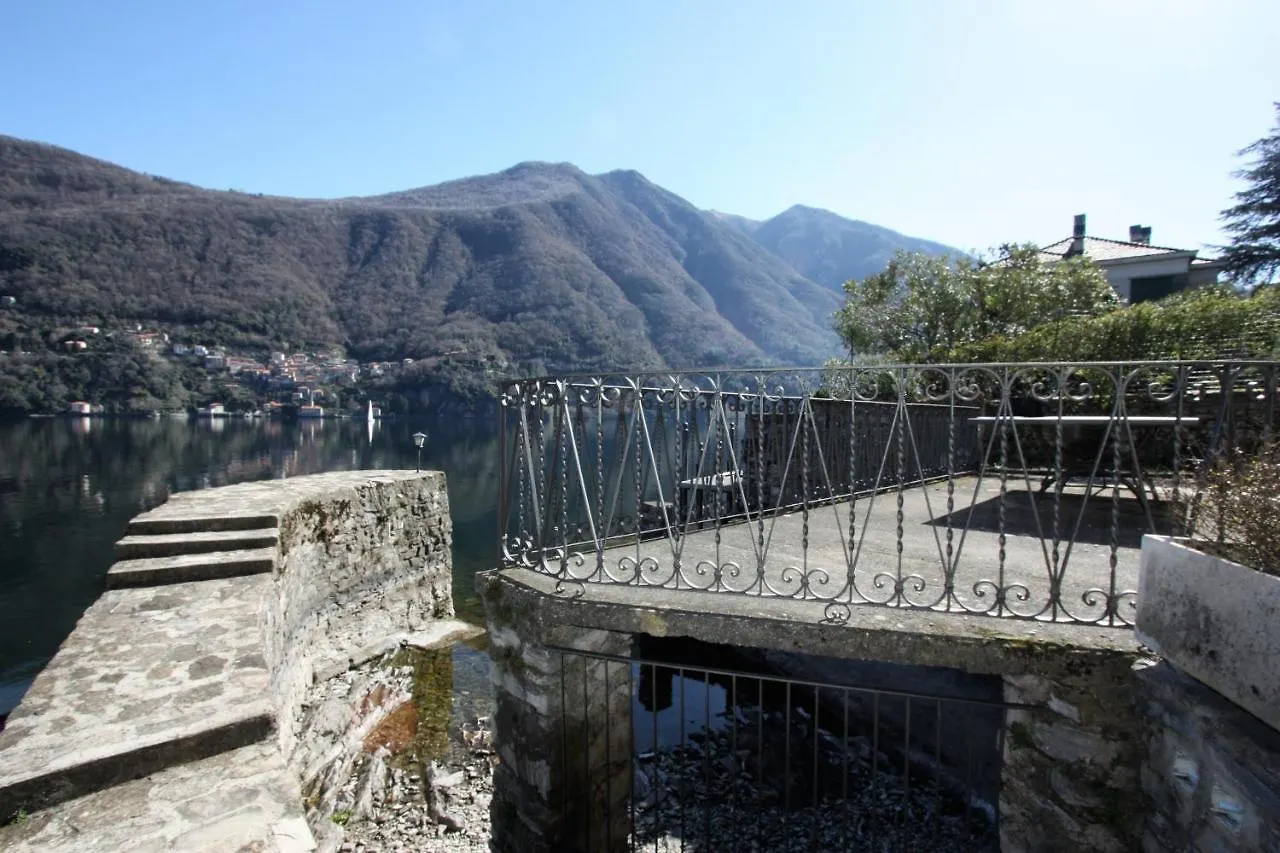 House On The Lake Shore Of Laglio Italia